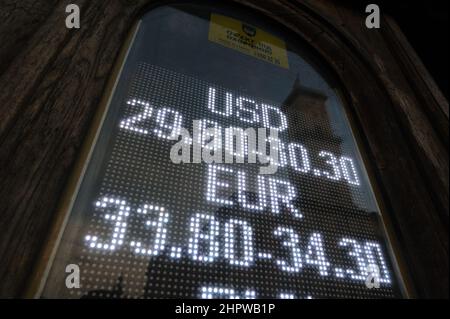 Lviv, Ukraine. 23rd. Februar 2022. Ein Schild mit den Umrechnungskursen an einer Wechselstube in Lemberg. (Bild: © Mykola Tys/SOPA Images via ZUMA Press Wire) Stockfoto