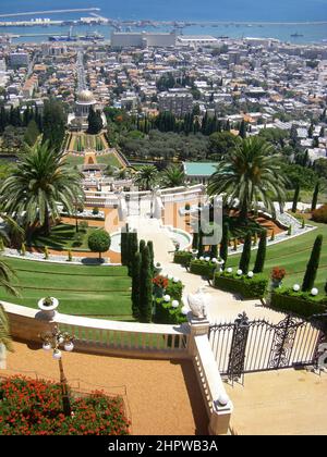 Bahai Gärten und Tempel an den Hängen des Berges Karmel und Blick auf das Mittelmeer und die Bucht von Haifa, Israel Stockfoto