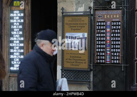 Lviv, Ukraine. 23rd. Februar 2022. Ein Schild mit den Umrechnungskursen an einer Wechselstube in Lemberg. (Bild: © Mykola Tys/SOPA Images via ZUMA Press Wire) Stockfoto