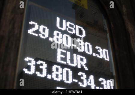 Lviv, Ukraine. 23rd. Februar 2022. Ein Schild mit den Umrechnungskursen an einer Wechselstube in Lemberg. (Bild: © Mykola Tys/SOPA Images via ZUMA Press Wire) Stockfoto