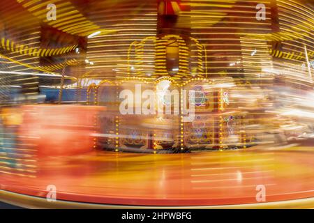 Langzeitbelichtung einer bunten Karussell-Festplatz-Fahrt Stockfoto