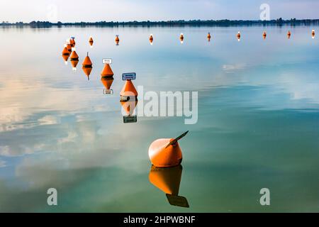 Wehr am Altmühl-See am späten Nachmittag mit malerischen Reflexion Stockfoto