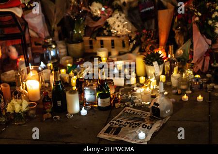 Acton, London, England. 22nd. Februar 2022. Ehrungen an Jamal Edwards an einer Gedenkstätte in Acton nach seinem Tod. Kredit: Jessica Girvan/Alamy Live Nachrichten Stockfoto