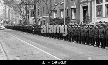 New York, NY, USA - 24. Februar 2022: Mitglieder der New York Fire Department (NYFD) stehen für eine eigene Beerdigung zur Verfügung Stockfoto