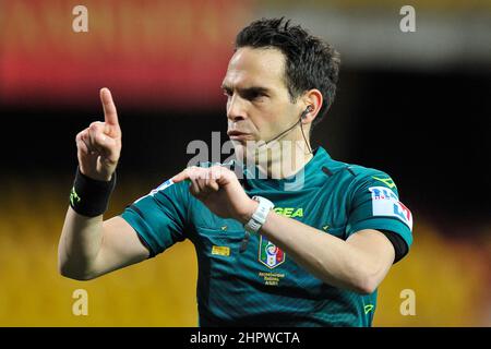 Benevento, Italien, 23. Februar 2022. Valerio Marini Schiedsrichter, während des Spiels der italienischen Serie B Meisterschaft zwischen Benevento gegen Como Endergebnis, Benevento 5, Como 0, Spiel im Ciro Vigorito Stadion gespielt. Benevento, Italien, 23. Februar 2022. Stockfoto