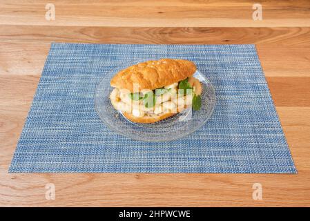 Frischer Tintenfisch, Mehl, Salz, natives Olivenöl extra und ein Stück Brot. So einfach wie es gelingt, das Rezept für das Tintenfisch-Sandwich Stockfoto