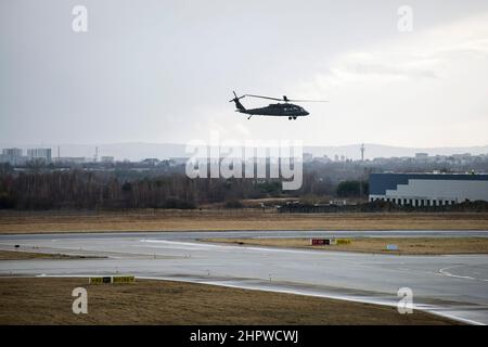 Jasionka, Polen. 23rd. Februar 2022. Ein US-amerikanischer Sikorsky UH-60 Black Hawk wird vom Flughafen Jasionka abfliegen sehen.amerikanische Soldaten kamen in Polen an, nachdem das US-amerikanische Militär angekündigt hatte, zusätzliche Truppen zu benötigen. Sie zogen von den Vereinigten Staaten nach Europa, um die Ostflanke der NATO zu stärken. US-Soldaten der Luftlandedivision 82nd schufen neben dem Flughafen in Jesionka, Südpolen, einen kleinen Militärstützpunkt und ein Lager für ihre Ausrüstung. Kredit: SOPA Images Limited/Alamy Live Nachrichten Stockfoto