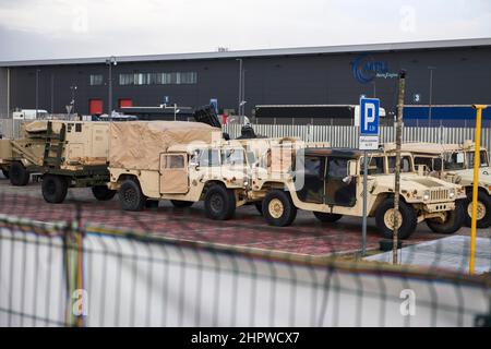 Jasionka, Polen. 23rd. Februar 2022. US Army Humvees sind in der Schlange auf dem Militärstützpunkt in Jasionka zu sehen.amerikanische Soldaten kamen in Polen an, nachdem das US-amerikanische Militär angekündigt hatte, zusätzliche Truppen zu benötigen. Sie zogen von den Vereinigten Staaten nach Europa, um die Ostflanke der NATO zu stärken. US-Soldaten der Luftlandedivision 82nd schufen neben dem Flughafen in Jesionka, Südpolen, einen kleinen Militärstützpunkt und ein Lager für ihre Ausrüstung. Kredit: SOPA Images Limited/Alamy Live Nachrichten Stockfoto