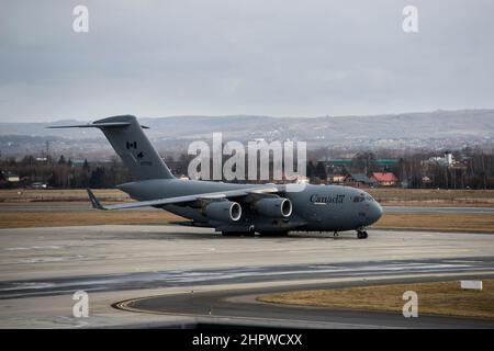 Jasionka, Polen. 23rd. Februar 2022. Eine kanadische Boeing Globemaster C 17 ist auf dem Flughafen Jasionka zu sehen.amerikanische Soldaten kamen in Polen an, nachdem das US-amerikanische Militär angekündigt hatte, dass zusätzliche Truppen benötigt werden. Sie zogen von den Vereinigten Staaten nach Europa, um die Ostflanke der NATO zu stärken. US-Soldaten der Luftlandedivision 82nd schufen neben dem Flughafen in Jesionka, Südpolen, einen kleinen Militärstützpunkt und ein Lager für ihre Ausrüstung. Kredit: SOPA Images Limited/Alamy Live Nachrichten Stockfoto