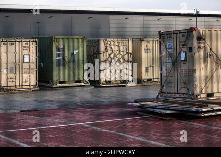 Jasionka, Polen. 23rd. Februar 2022. Auf dem Militärstützpunkt in Jasionka sind Container mit Ausrüstung der US-Armee zu sehen.amerikanische Soldaten kamen in Polen an, nachdem das US-amerikanische Militär angekündigt hatte, zusätzliche Truppen zu benötigen. Sie zogen von den Vereinigten Staaten nach Europa, um die Ostflanke der NATO zu stärken. US-Soldaten der Luftlandedivision 82nd schufen neben dem Flughafen in Jesionka, Südpolen, einen kleinen Militärstützpunkt und ein Lager für ihre Ausrüstung. Kredit: SOPA Images Limited/Alamy Live Nachrichten Stockfoto