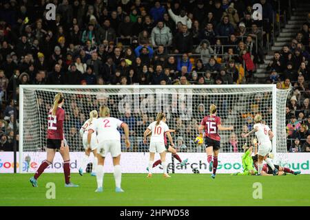 Wolverhampton, Großbritannien. 23rd. Februar 2022. Wolverhampton, England, Februar Millie Bright (6 England) erzielt englands 2nd Tore beim Arnold Clark Cup Fußballspiel zwischen England und Deutschland im Molineux Stadium in Wolverhampton, England. Karl W Newton /SPP Quelle: SPP Sport Press Foto. /Alamy Live News Stockfoto