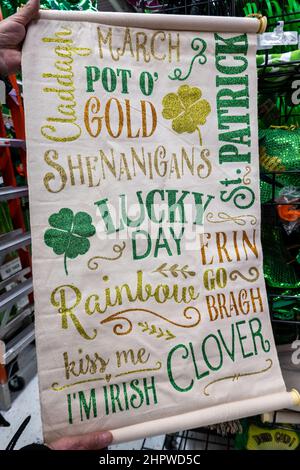 St. Patrick's Day Themenware bei Party City in New York City, USA 2022 Stockfoto