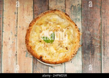 Pizza mit Zwiebeln, Mozzarella-Käse und Parmesan-Flakes mit Basilikumblättern Stockfoto