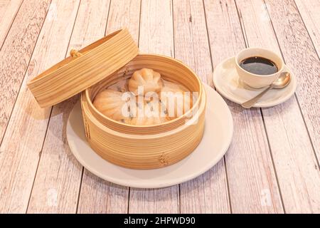 Xiaolongpao, ein Baozi-Schmorknödel, ist eine sehr häufige kulinarische Spezialität in Ostchina, einschließlich Shanghai und WUX Stockfoto