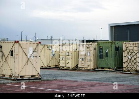 Jasionka, Polen. 23rd. Februar 2022. Auf dem Militärstützpunkt in Jasionka sind Container mit Ausrüstung der US-Armee zu sehen.amerikanische Soldaten kamen in Polen an, nachdem das US-amerikanische Militär angekündigt hatte, zusätzliche Truppen zu benötigen. Sie zogen von den Vereinigten Staaten nach Europa, um die Ostflanke der NATO zu stärken. US-Soldaten der Luftlandedivision 82nd schufen neben dem Flughafen in Jesionka, Südpolen, einen kleinen Militärstützpunkt und ein Lager für ihre Ausrüstung. (Foto von Attila Husejnow/SOPA Images/Sipa USA) Quelle: SIPA USA/Alamy Live News Stockfoto