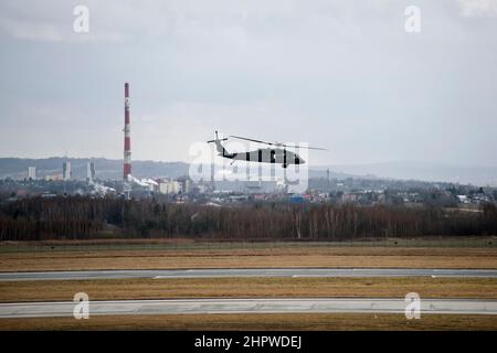 Jasionka, Polen. 23rd. Februar 2022. Ein US-amerikanischer Sikorsky UH-60 Black Hawk wird vom Flughafen Jasionka abfliegen sehen.amerikanische Soldaten kamen in Polen an, nachdem das US-amerikanische Militär angekündigt hatte, zusätzliche Truppen zu benötigen. Sie zogen von den Vereinigten Staaten nach Europa, um die Ostflanke der NATO zu stärken. US-Soldaten der Luftlandedivision 82nd schufen neben dem Flughafen in Jesionka, Südpolen, einen kleinen Militärstützpunkt und ein Lager für ihre Ausrüstung. (Foto von Attila Husejnow/SOPA Images/Sipa USA) Quelle: SIPA USA/Alamy Live News Stockfoto