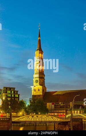 Der Turm der St. Catherine Kirche in Hamburg bei Nacht Stockfoto