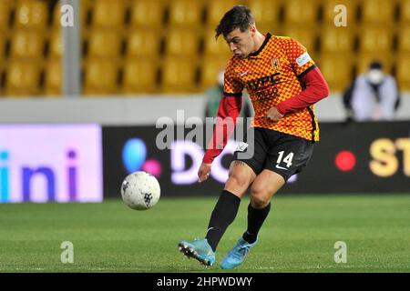 Benevento, Italien. 23rd. Februar 2022. Alessandro Vogliacco Spieler von Benevento, während des Spiels der italienischen Serie B Meisterschaft zwischen Benevento gegen Como Endergebnis, Benevento 5, Como 0, Spiel im Ciro Vigorito Stadion gespielt. Benevento, Italien, 23. Februar 2022. (Foto von Vincenzo Izzo/Sipa USA) Quelle: SIPA USA/Alamy Live News Stockfoto