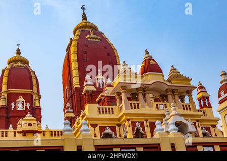 Shri Digambar Jain Lal-Tempel in Delhi unter blauem Himmel Stockfoto