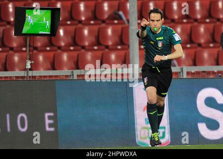 Benevento, Italien. 23rd. Februar 2022. Valerio Marini Schiedsrichter, während des Spiels der italienischen Serie B Meisterschaft zwischen Benevento gegen Como Endergebnis, Benevento 5, Como 0, Spiel im Ciro Vigorito Stadion gespielt. Benevento, Italien, 23. Februar 2022. (Foto von Vincenzo Izzo/Sipa USA) Quelle: SIPA USA/Alamy Live News Stockfoto