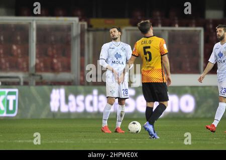 Benevento, Italien. 23rd. Februar 2022. Luca Vignali Spieler von Como, während des Spiels der italienischen Serie B Meisterschaft zwischen Benevento gegen Como Endergebnis, Benevento 5, Como 0, Spiel im Ciro Vigorito Stadion gespielt. Benevento, Italien, 23. Februar 2022. (Foto von Vincenzo Izzo/Sipa USA) Quelle: SIPA USA/Alamy Live News Stockfoto