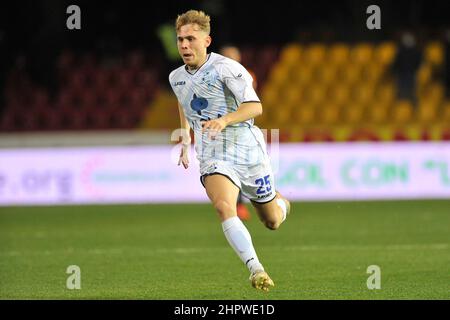 Benevento, Italien. 23rd. Februar 2022. Filippo Nardi Spieler von Como, während des Spiels der italienischen Serie B Meisterschaft zwischen Benevento gegen Como Endergebnis, Benevento 5, Como 0, Spiel im Ciro Vigorito Stadion gespielt. Benevento, Italien, 23. Februar 2022. (Foto von Vincenzo Izzo/Sipa USA) Quelle: SIPA USA/Alamy Live News Stockfoto