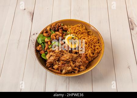 Hiyashi ist ein japanisches Gericht, das aus gekühlten Ramen-Nudeln mit verschiedenen Zutaten besteht und im Sommer serviert wird. Die Zutaten sind in der Regel kalt und Stockfoto