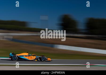 Barcelona/Spanien - 23/02/2022 - #4 Lando Norris (GBR) in seinem McLaren MCL36 Auto während des ersten Tages der Vorsaison Tests für die Saison 2022 Stockfoto