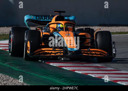 Barcelona/Spanien - 23/02/2022 - #4 Lando Norris (GBR) in seinem McLaren MCL36 Auto während des ersten Tages der Vorsaison Tests für die Saison 2022 Stockfoto