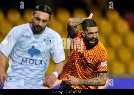 Benevento, Italien. 23rd. Februar 2022. Francesco Forte Spieler von Benevento, während des Spiels der italienischen Serie B Meisterschaft zwischen Benevento gegen Como Endergebnis, Benevento 5, Como 0, Spiel im Ciro Vigorito Stadion gespielt. Benevento, Italien, 23. Februar 2022.(Foto: Vincenzo Izzo/Sipa USA) Quelle: SIPA USA/Alamy Live News Stockfoto