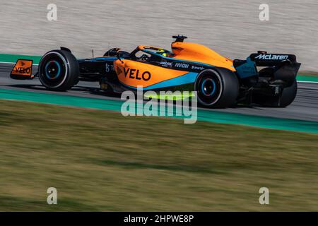 Barcelona/Spanien - 23/02/2022 - #4 Lando Norris (GBR) in seinem McLaren MCL36 Auto während des ersten Tages der Vorsaison Tests für die Saison 2022 Stockfoto