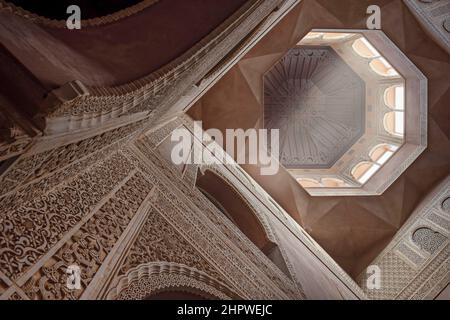 Blick auf die Decke eines Gewölbes mit Holzkassierung und Fenstern mit Arabesken Rundbögen Stockfoto