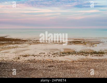 Normandie-Küste, wunderschöne Pastellfarben bei Ebbe bei Sonnenuntergang, Nordfrankreich Stockfoto