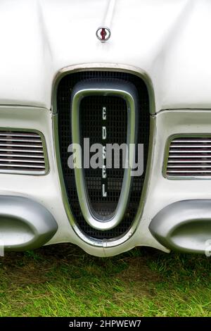 Westbury, Wiltshire, Großbritannien - 5 2021. September: Der Frontgrill eines Ford Edsel Pacer 2-Türers aus dem Jahr 1958 Stockfoto