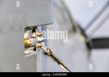 Aerotight vibrationsbeständige selbstverriegelende Muttern, die am Heck eines Vintage-Flugzeugs verwendet werden. Verschiedene Befestigungselemente und Kabelverankerung Stockfoto