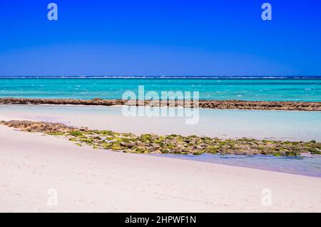 Atemberaubende Farben der Insel Nosy Ve mit weißem Sandstrand und smaragdgrünem Meer, der Küste von Anakao, dem Indischen Ozean und Madagaskar Stockfoto