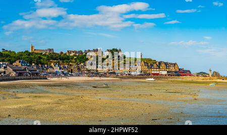 Atemberaubende Aussicht auf Cancale bei Ebbe, malerisches Fischerdorf an der atlantikküste, berühmt für die Austernzucht, Bretagne, Frankreich Stockfoto