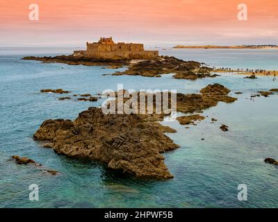 Saint Malo Strand, atemberaubende Aussicht auf Fort National bei Ebbe, Bretagne, Frankreich Stockfoto