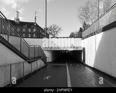 Watford, Hertfordshire, England, Februar 22 2022: Unterführung an der Spitze der Watford High Street mit dem Rathaus dahinter, in monochrom. Stockfoto