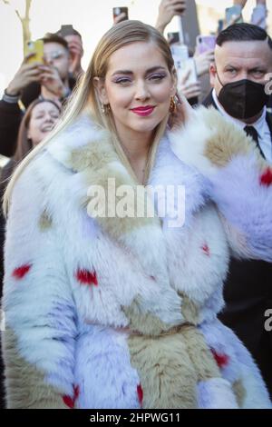 Mailand, Italien, 23. Februar 2022, Chiara Ferragni kommt auf der Modenschau Fendi während der Mailand Fashion Week Herbst/Winter 2022/2023 am 23. Februar 2022 in Mailand, Italien an. Stockfoto