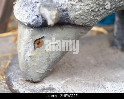 Grazing Grey Sheep Sculpture Head Nahaufnahme Horizontal Stockfoto