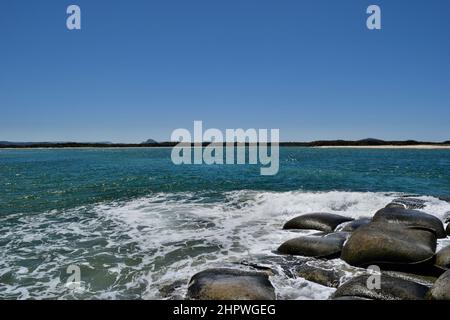 Blick auf das Meer und die Maroochydore Bay und den Strand an der Sunshine Coast, Australien Stockfoto