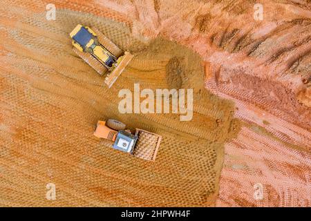 Schwere Traktormaschinen richten das Land für den Bau aus Stockfoto