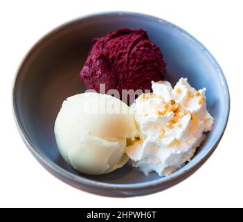 Appetitliches Beeren- und Zitronensorbet in einer Schüssel Stockfoto