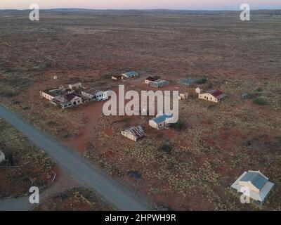 Luftaufnahme des Hotels, der Gebäude des Generalhändlers und der Polizeiwache der verlassenen Eisenbahnstadt Putsonderwater, Geisterstadt in Südafrika. Stockfoto