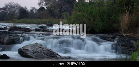 Langzeitaufnahme der Popa-Wasserfälle am Kwando-Fluss in Namibia, Afrika Stockfoto