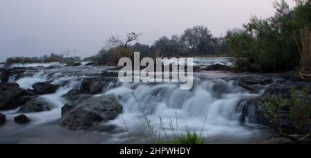 Langzeitaufnahme der Popa-Wasserfälle am Kwando-Fluss in Namibia, Afrika Stockfoto