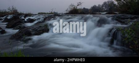 Langzeitaufnahme der Popa-Wasserfälle am Kwando-Fluss in Namibia, Afrika Stockfoto