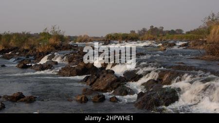 Langzeitaufnahme der Popa-Wasserfälle am Kwando-Fluss in Namibia, Afrika Stockfoto