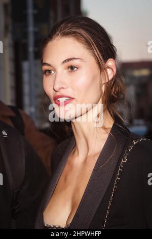 Mailand, Italien, 23. Februar 2022, Gast wird auf der Alberta Ferretti Fashion Show während der Milan Fashion Week Herbst/Winter 2022/2023 am 23. Februar 2022 in Mailand, Italien, zu sehen sein. Stockfoto